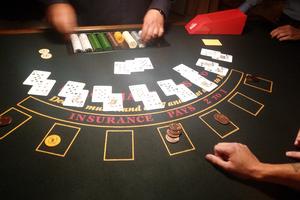 Blackjackhånd på et spillebord